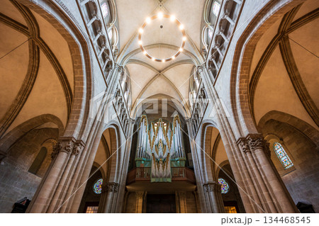 サン・ピエール大聖堂の内部とパイプオルガン ジュネーブ、ジュネーブ州、スイス 134468545