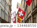ジュネーブ市庁舎と通りに掲げられたスイス国旗 ジュネーブ、ジュネーブ州、スイス ジュネーブ市庁舎と通りに掲げられたスイス国旗 ジュネーブ、ジュネーブ州、スイス 134468550