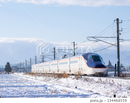 【山形線】冬の田園風景を走行する新幹線つばさ号 134468559