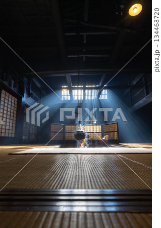 【光芒素材】冬の風物詩・妻籠宿脇本陣奥谷の光芒【長野県】 134468720