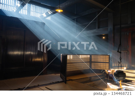 【光芒素材】冬の風物詩・妻籠宿脇本陣奥谷の光芒【長野県】 【光芒素材】冬の風物詩・妻籠宿脇本陣奥谷の光芒【長野県】 134468721