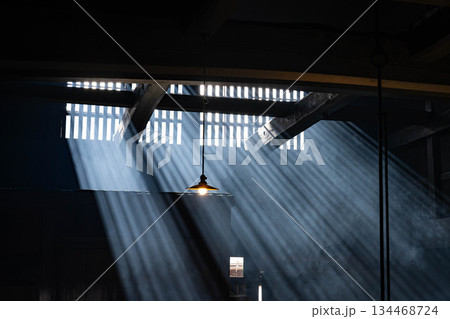 【光芒素材】冬の風物詩・妻籠宿脇本陣奥谷の光芒【長野県】 134468724