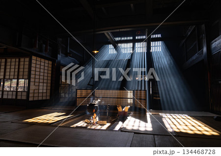 【光芒素材】冬の風物詩・妻籠宿脇本陣奥谷の光芒【長野県】 134468728