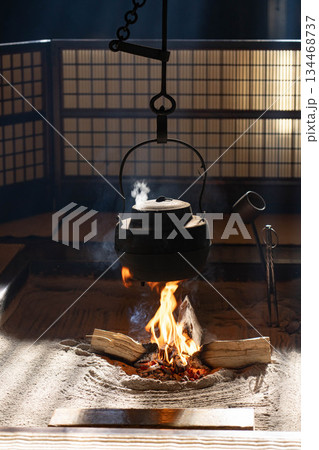 【光芒素材】冬の風物詩・妻籠宿脇本陣奥谷の光芒【長野県】 134468737