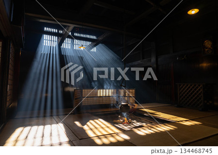 【光芒素材】冬の風物詩・妻籠宿脇本陣奥谷の光芒【長野県】 134468745