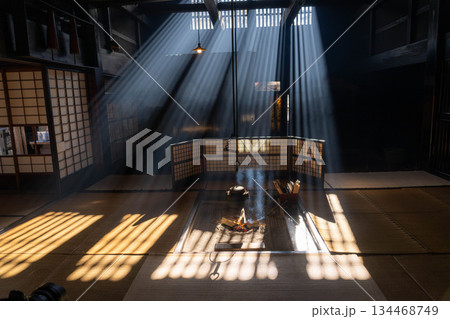 【光芒素材】冬の風物詩・妻籠宿脇本陣奥谷の光芒【長野県】 【光芒素材】冬の風物詩・妻籠宿脇本陣奥谷の光芒【長野県】 134468749