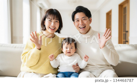 マイホーム・リビングで寛ぐ家族 134468787