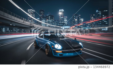 夜のハイウェイを走る車 134468972