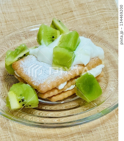 ココナッツサブレと水切りヨーグルトでレアチーズケーキ風 134469200