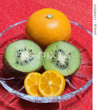 食後のフルーツ「みかん、キーウイ、金柑」 134469201