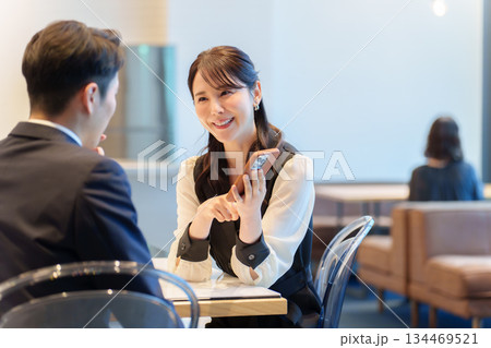 カップル デート スマートフォン カップル デート スマートフォン 134469521