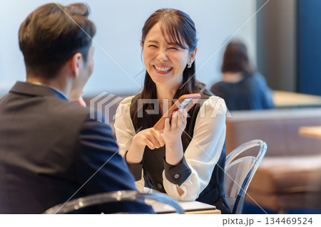 カップル　デート　スマートフォン 134469524