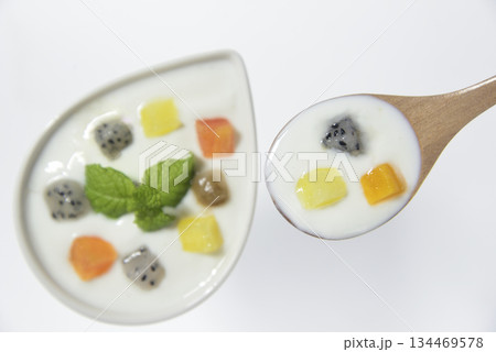 ヨーグルトにダイスカットミックスをトッピング 134469578