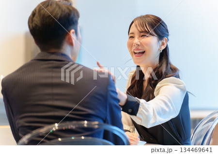 カップル　デート　レストラン　記念日 134469641