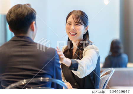 カップル　デート　レストラン　記念日 134469647