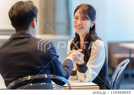 カップル　デート　レストラン　記念日 134469649