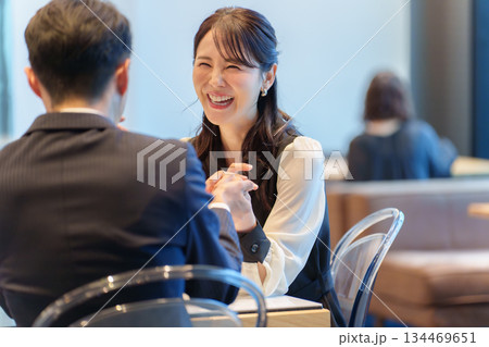 カップル　デート　レストラン　記念日 134469651