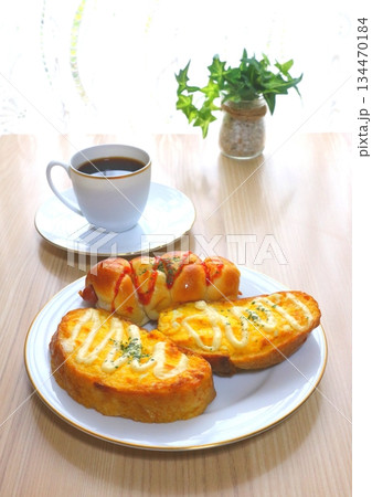 朝食（エッグバゲット・ウインナーロール）と珈琲【縦構図】 134470184