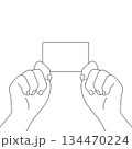カードと持つ手のイラスト素材 134470224