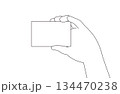 カードと持つ手のイラスト素材 134470238