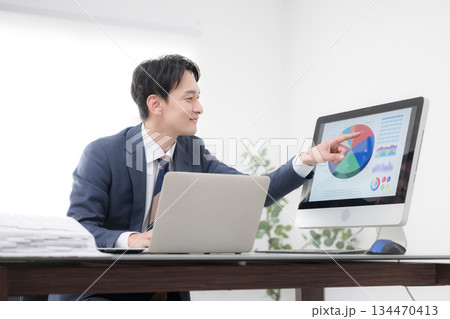 経営の戦略や結果のグラフを見る社長や経営者の売上アップの成功イメージ 134470413