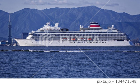 山並みをバックに朝の博多湾を航行する新型クルーズ船飛鳥III 134471349