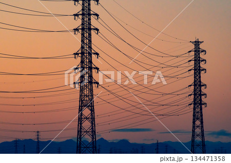 夕焼け空と送電鉄塔 c-3 暖色寒色強調 夕焼け空と送電鉄塔 c-3 暖色寒色強調 134471358