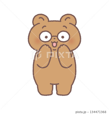 メガネをかけているかわいいクマ 134471368