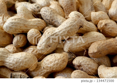 たくさんの殻付き落花生 134471500