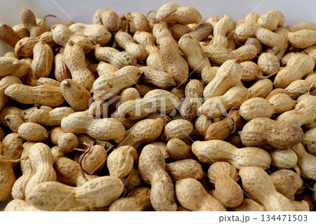 たくさんの殻付き落花生 134471503