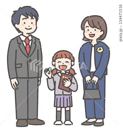 卒園の証書を持って笑顔の、女の子の園児と家族 134471516