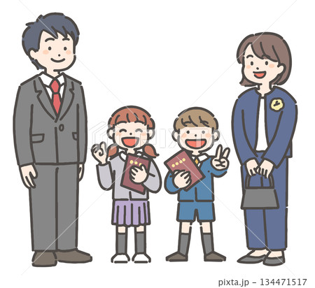 卒園の証書を持って笑顔の、男の子と女の子の園児と家族 134471517