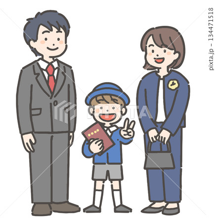 卒園の証書を持って笑顔の、制服を着た男の子の園児と家族 134471518
