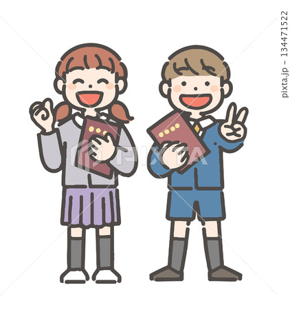 卒園の証書を持って笑顔の、男の子と女の子の園児 卒園の証書を持って笑顔の、男の子と女の子の園児 134471522