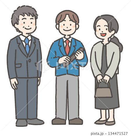 卒業証書を持って笑顔の、男の子の中学生・高校生と家族 134471527