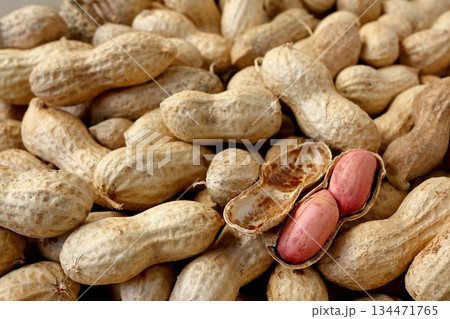 たくさんの殻付き落花生 たくさんの殻付き落花生 134471765