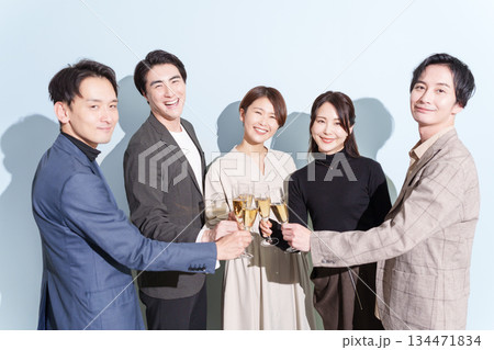 パーティーで乾杯する男女（飲み会・忘年会） 134471834