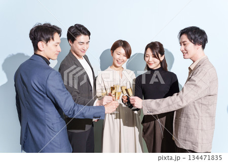 パーティーで乾杯する男女（飲み会・忘年会） 134471835