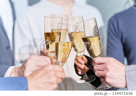 パーティーで乾杯する男女(飲み会・忘年会) パーティーで乾杯する男女(飲み会・忘年会) 134471836