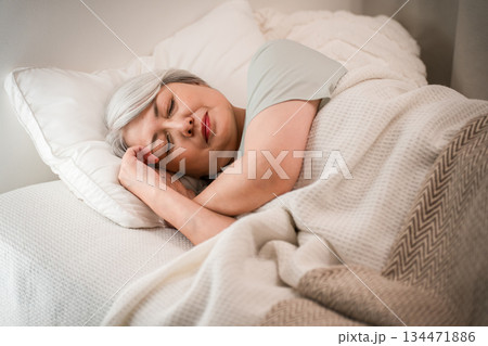 ベッドで眠るシニアのアジア人女性（睡眠,安眠,睡眠時間,快眠） 134471886