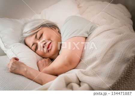 ベッドで眠るシニアのアジア人女性(睡眠,安眠,睡眠時間,快眠) ベッドで眠るシニアのアジア人女性(睡眠,安眠,睡眠時間,快眠) 134471887