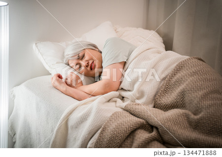 ベッドで眠るシニアのアジア人女性(睡眠,安眠,睡眠時間,快眠) ベッドで眠るシニアのアジア人女性(睡眠,安眠,睡眠時間,快眠) 134471888