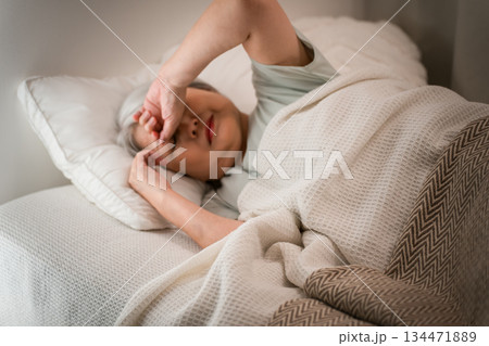 ベッドルームで寝付けないシニア女性（寝つき,寝苦しい,不眠症,睡眠の質） 134471889