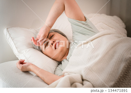 ベッドルームで寝付けないシニア女性（寝つき,寝苦しい,不眠症,睡眠の質） 134471891
