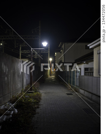 住宅街を通る夜の道 住宅街を通る夜の道 134472056