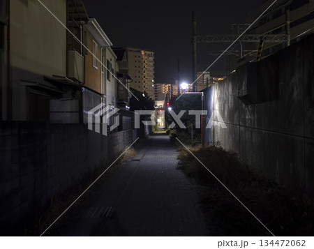 住宅街を通る夜の道 134472062