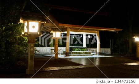 夜の宮崎神宮手水舎 夜の宮崎神宮手水舎 134472156