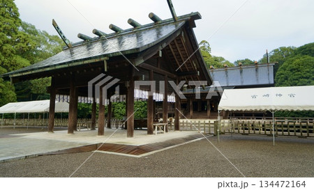 宮崎神宮拝殿を右手から望む 宮崎神宮拝殿を右手から望む 134472164