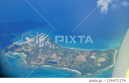 上空から見る津堅島 134472174