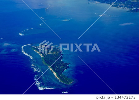 上空から見る沖縄県南城市知念久高島 134472175